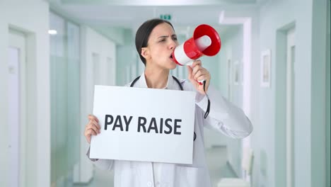 Doctora-India-Enojada-Protestando-Por-Un-Aumento-Salarial