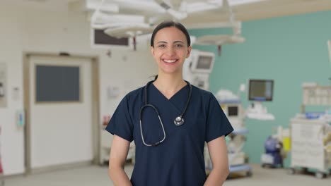 Feliz-Doctora-India-Preparándose-Para-Trabajar