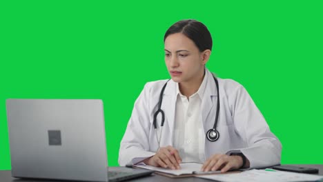 Gestresste-Indische-Ärztin-Studiert-Für-Prüfungen-Auf-Grünem-Bildschirm