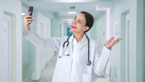 Glückliche-Indische-Ärztin,-Die-Auf-Selfies-Klickt