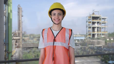 Feliz-Trabajadora-De-La-Construcción-India