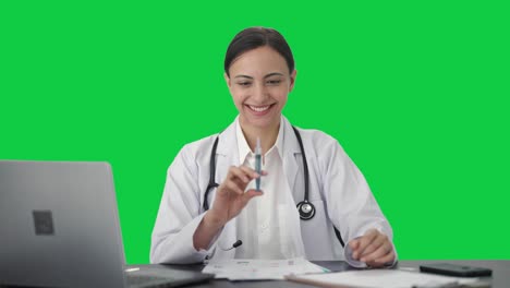 Feliz-Doctora-India-Llenando-La-Pantalla-Verde-De-Inyección