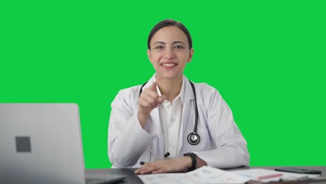 Glückliche-Indische-Ärztin,-Die-Mit-Dem-Patienten-Auf-Grünem-Bildschirm-Spricht
