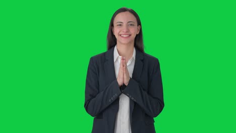 Glückliche-Indische-Geschäftsfrau,-Die-Namaste-Auf-Grünem-Bildschirm-Macht