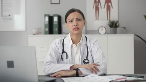 Doctora-India-Hablando-Con-El-Paciente