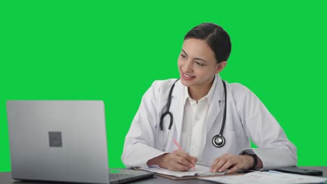 Glückliche-Indische-Ärztin,-Die-Für-Prüfungen-Auf-Grünem-Bildschirm-Studiert