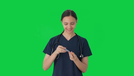 Feliz-Doctora-India-Llenando-La-Pantalla-Verde-De-Inyección