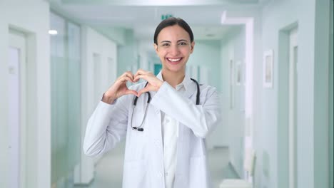 Feliz-Doctora-India-Mostrando-Signo-De-Corazón