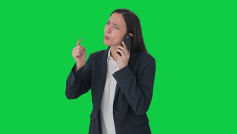 Wütende-Indische-Managerin-Schreit-Auf-Dem-Grünen-Bildschirm-Des-Telefons