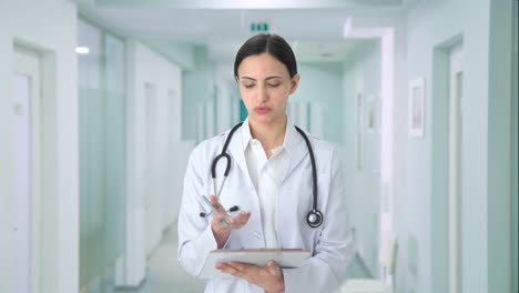 Doctora-India-Hablando-Con-El-Paciente