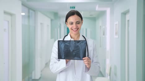 Glückliche-Indische-Ärztin,-Die-Röntgenaufnahmen-überprüft