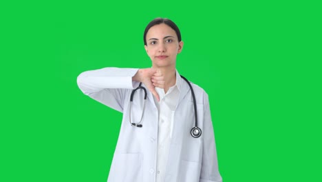 Doctora-India-Molesta-Mostrando-Los-Pulgares-Hacia-Abajo-En-La-Pantalla-Verde