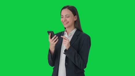 Feliz-Mujer-De-Negocios-India-Usando-La-Pantalla-Verde-Del-Teléfono