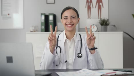 Glückliche-Indische-Ärztin,-Die-Siegeszeichen-Zeigt