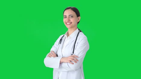 Porträt-Einer-Glücklichen-Indischen-Ärztin,-Die-Mit-Gekreuzten-Händen-Auf-Grünem-Bildschirm-Steht