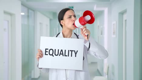 Doctora-India-Enojada-Protestando-Por-La-Igualdad