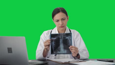 Indische-Ärztin-überprüft-Röntgentest-Auf-Grünem-Bildschirm