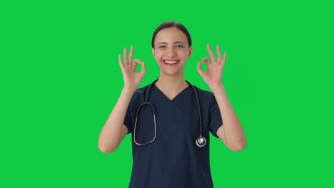 Fröhliche-Indische-Ärztin,-Die-Einen-Grünen-Bildschirm-Zeigt