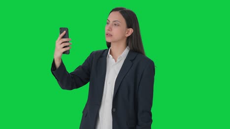 Indische-Managerin-Spricht-über-Einen-Videoanruf-Mit-Grünem-Bildschirm
