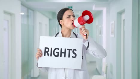 Wütende-Indische-Ärztin,-Die-Für-Rechte-Protestiert