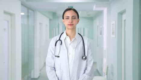 Doctora-India-Mirando-A-La-Cámara