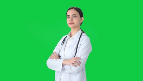 Porträt-Einer-Indischen-Ärztin,-Die-Mit-Gekreuzten-Händen-Auf-Grünem-Bildschirm-Steht