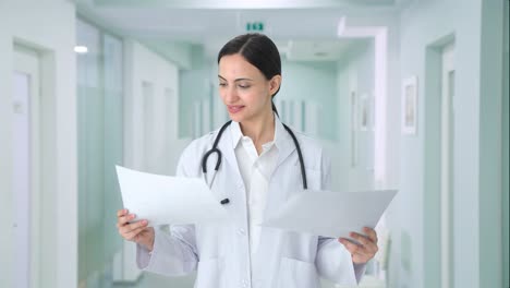 Feliz-Doctora-India-Revisando-Informes-Médicos