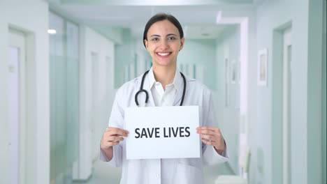 Feliz-Doctora-India-Sosteniendo-Pancarta-De-Salvar-Vidas