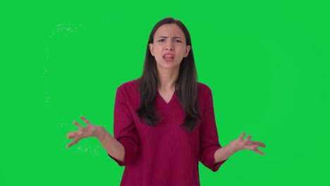 Wütende-Indische-Frau-Schreit-Auf-Einem-Grünen-Bildschirm