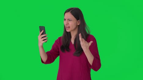 Wütendes-Indisches-Mädchen,-Das-Jemanden-Auf-Dem-Grünen-Bildschirm-Eines-Videoanrufs-Anschreit