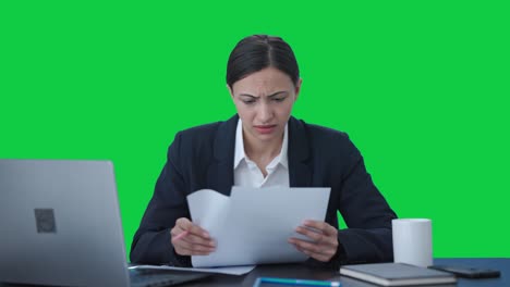 Frustrierte-Indische-Geschäftsfrau,-Die-Einen-Vertrag-Auf-Grünem-Bildschirm-Unterzeichnet