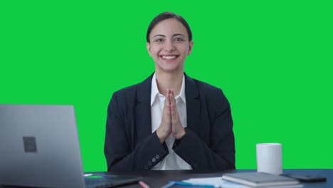 Glückliche-Indische-Geschäftsfrau,-Die-Namaste-Auf-Grünem-Bildschirm-Macht