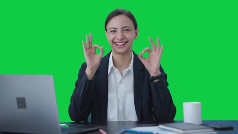 Glückliche-Indische-Geschäftsfrau,-Die-Ein-Okay-Schild-Auf-Grünem-Bildschirm-Zeigt