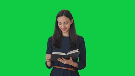 Glückliches-Indisches-Mädchen,-Das-Ein-Buch-Liest,-Grüner-Bildschirm