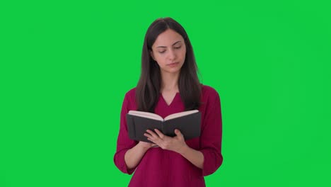 Indische-Frau-Liest-Ein-Buch,-Grüner-Bildschirm