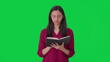 Müde-Und-Faule-Indische-Frau,-Die-Ein-Buch-Liest,-Grüner-Bildschirm