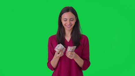 Mujer-India-Feliz-Contando-Dinero-En-Pantalla-Verde