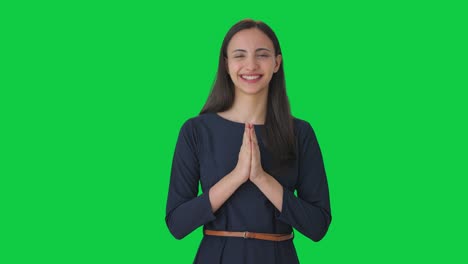 Fröhliches-Indisches-Mädchen,-Das-Namaste-Auf-Grünem-Bildschirm-Macht