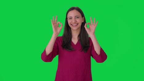 Fröhliche-Indische-Frau,-Die-Ein-Okay-Schild-Auf-Grünem-Bildschirm-Zeigt