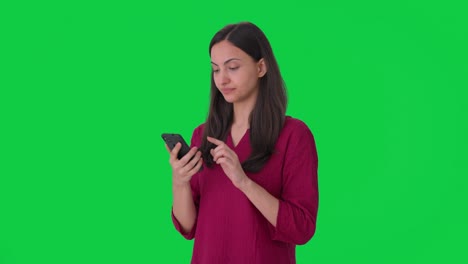 Müde-Und-Faule-Indische-Frau,-Die-Den-Grünen-Bildschirm-Ihres-Telefons-Benutzt