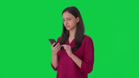 Indische-Frau,-Die-Den-Grünen-Bildschirm-Ihres-Mobiltelefons-Verwendet