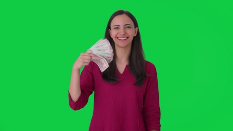 Mujer-India-Rica-Usando-Dinero-Como-Pantalla-Verde-De-Ventilador