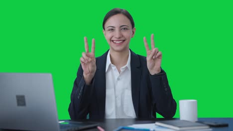 Fröhliche-Indische-Geschäftsfrau-Zeigt-Siegeszeichen-Auf-Grünem-Bildschirm