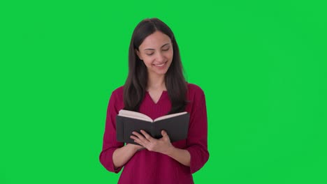 Glückliche-Indische-Frau,-Die-Ein-Buch-Liest,-Grüner-Bildschirm