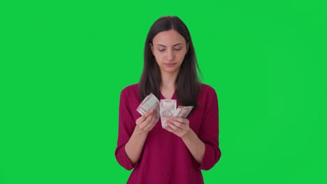 Mujer-India-Seria-Contando-Dinero-En-Pantalla-Verde