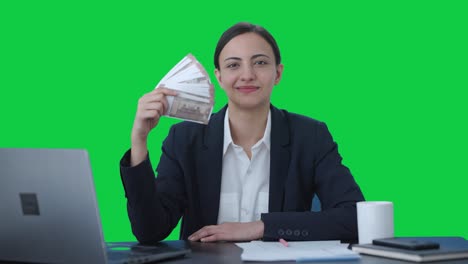 Reiche-Indische-Geschäftsfrau,-Die-Geld-Als-Fan-Greenscreen-Verwendet