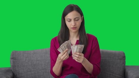 Mujer-India-Seria-Contando-Dinero-En-Pantalla-Verde