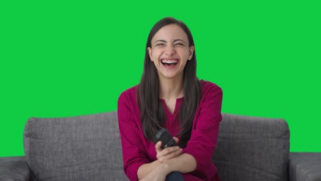 Fröhliche-Indische-Frau-Lacht,-Während-Sie-Fernsieht,-Grünen-Bildschirm