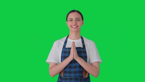 Glückliche-Indische-Hausfrau,-Die-Namaste-Auf-Grünem-Bildschirm-Macht