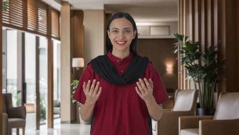 Glückliches-Indisches-Weibliches-Hotelpersonal,-Das-Mit-Gästen-Spricht